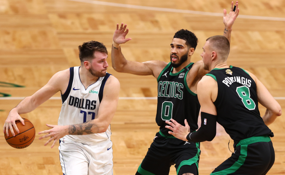 米乐官方网站NBA总决赛赛程吃紧，波士顿凯尔特人今夜调整名单，气氛紧张，身体对抗强度拉满的简单介绍